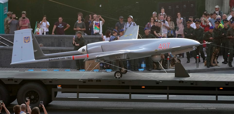 מל''ט באירקטאר TB-2 מתוצרת טורקיה מוצג במהלך חזרה על מצעד צבאי המוקדש ליום העצמאות בקייב, אוקראינה / צילום: Associated Press, Efrem Lukatsky