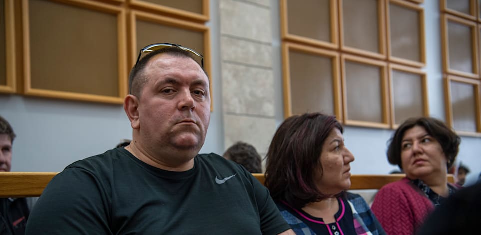 רומן זדורוב עם משפחתו בבית המשפט, היום / צילום: גיל אליהו - הארץ