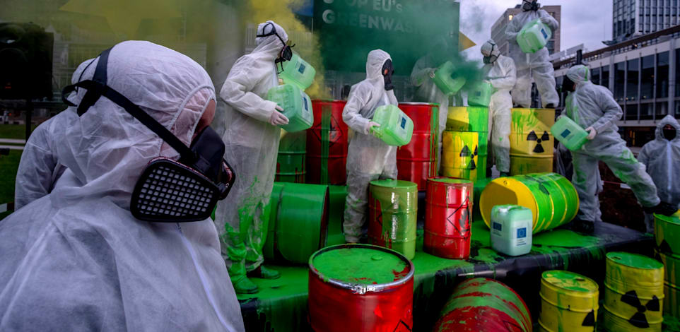 הפגנה נגד החלטת גוש היורו להמשיך להשתמש בדלק מאובנים, גרמניה / צילום: Associated Press, Michael Probst