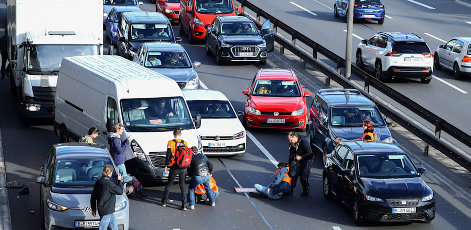 פעילי אקלים של ארגון ''הדור האחרון'' חוסמים כבישים בברלין / צילום: CHRISTIAN MANG