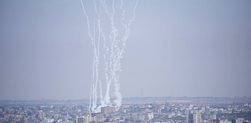 שיגורי רקטות של הג'יהאד האסלאמי מהעיר עזה לעבר ישראל / צילום: Associated Press, Adel Hana