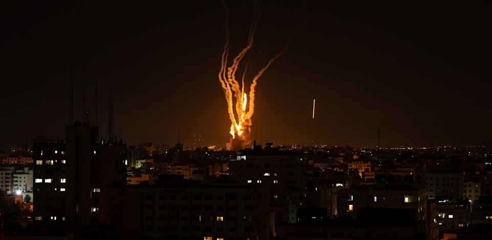 טילים נורים לעבר ישראל מרצועת עזה / צילום: Associated Press, Fatima Shbair