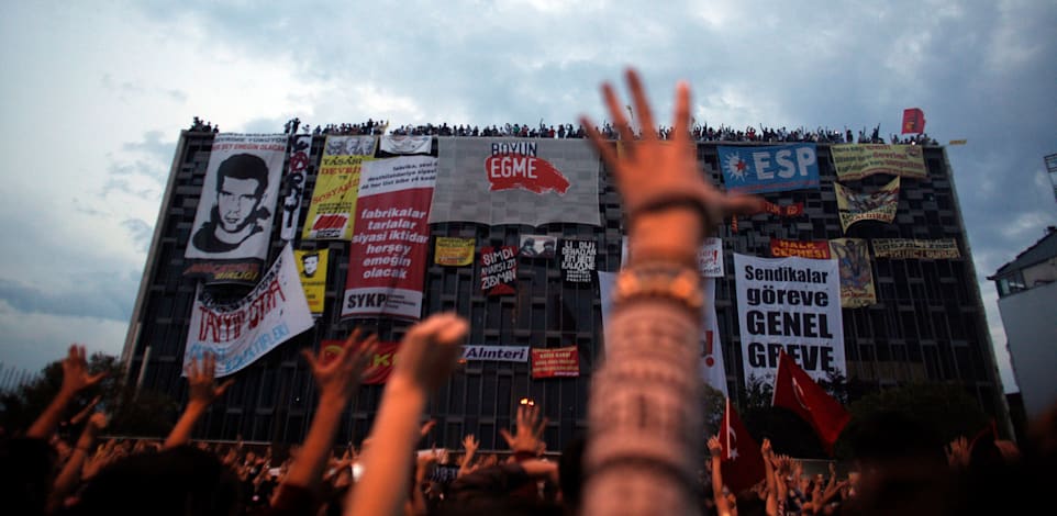 הפגנה באיסטנבול ב-2013 נגד המשטר הסמכותני. ארדואן עבר מראש ממשלה לנשיא / צילום: Associated Press, Kostas Tsironis