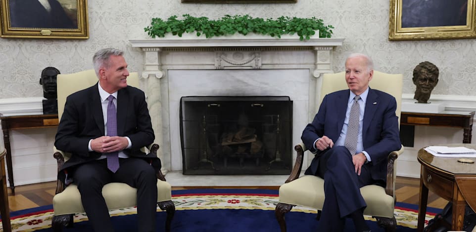 נשיא ארצות הברית ג'ו ביידן וקוין מקארת'י בפגישה בבית הלבן / צילום: Reuters