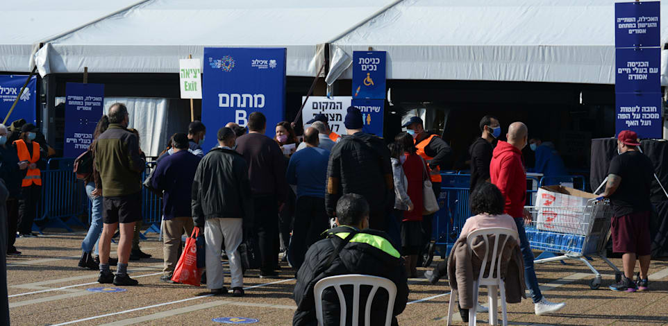 מתחסנים לקורונה כיכר רבין ת''א / צילום: איל יצהר