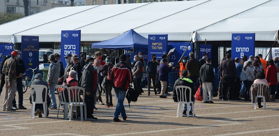 מתחסנים לקורונה כיכר רבין ת''א / צילום: איל יצהר