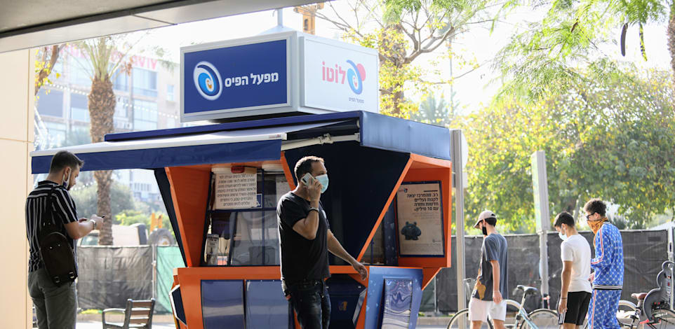 ממלאים טוטו לוטו  + דוכן מפעל הפיס אבן גבירול ת"א / צילום: שלומי יוסף