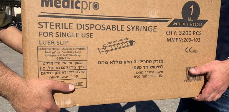 קופסאות חיסונים נגד קורונה מועברות לרשות הפלסטינית במעבר ביטוניא / צילום: משרד הביטחון