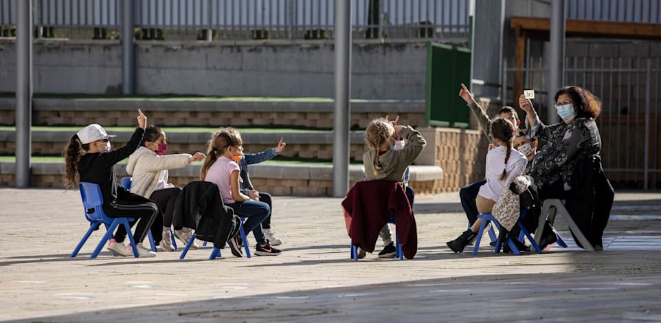 לומדים בחוץ בישראל / צילום: Associated Press, Tsafrir Abayov