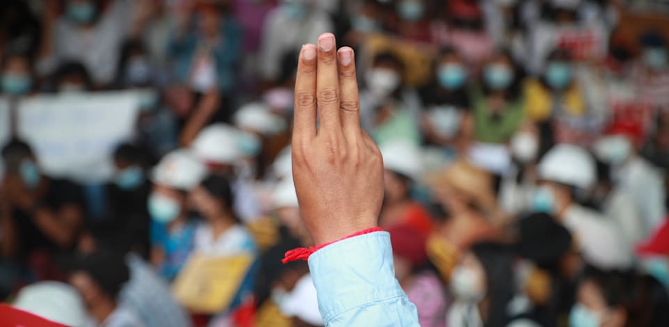 מפגינים באסיה מצדיעים עם שלוש אצבעות כמו ב"משחקי הרעב" / צילום: Associated Press
