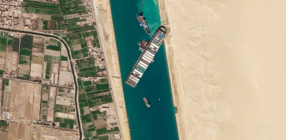 צילום לוויני של הספינה אבר גיבן תקועה בתעלת סואץ. הבוקר נרשמה התקדמות משמעותית בחילוץ הספינה / צילום: Associated Press, Planet Labs Inc