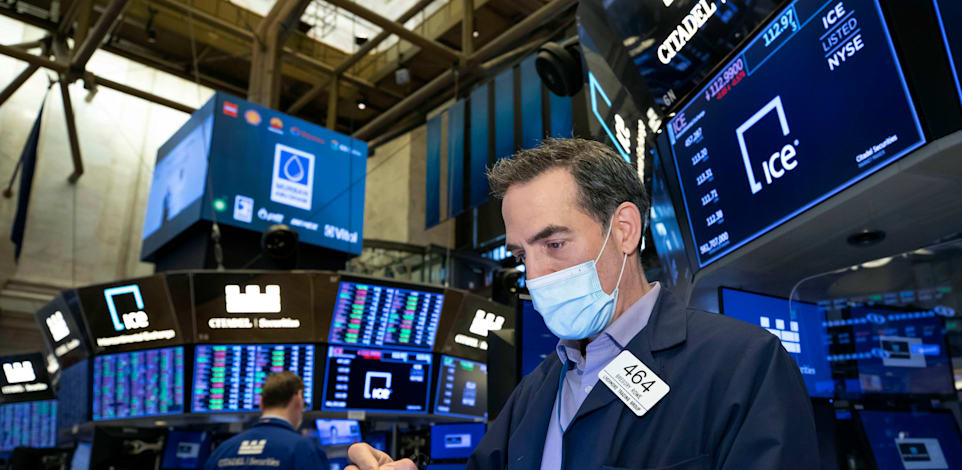 סוחר בבורסת ניו יורק / צילום: Associated Press, Nicole Pereira/New York Stock Exchange