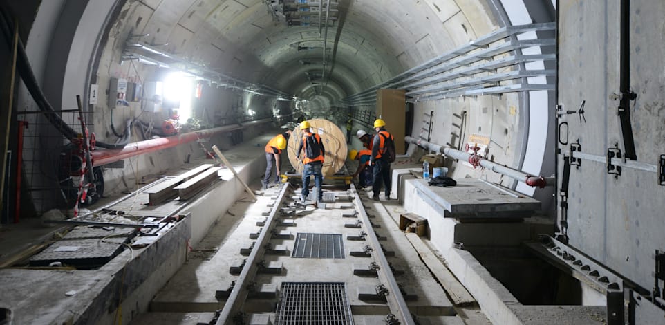 בתוך תחנות הרכבת הקלה / צילום: איל יצהר