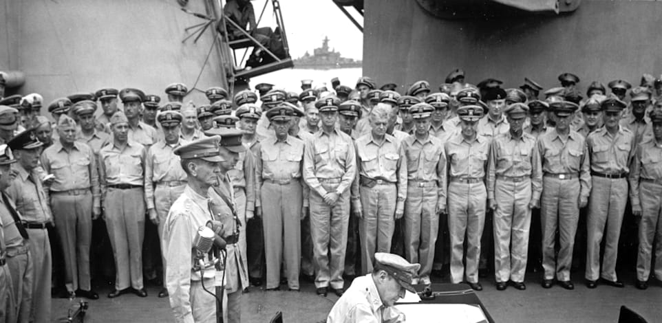 היכנעות צבא יפן בסוף מלחמת העולם השניה בנמל טוקיו / צילום: Associated Press