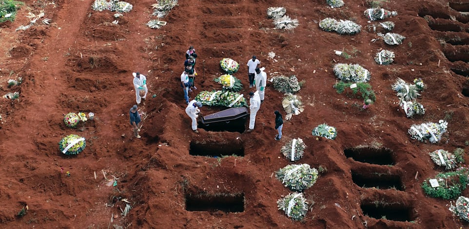 בית קברות בסאו פאולו, החודש. עובדים 24/7 כדי לעמוד בקצב קבורת המתים / צילום: Associated Press, Andre Penner