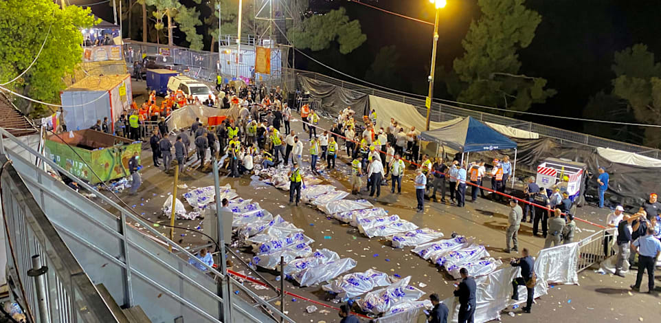 כוחות ההצלה ומד"א לצד הרוגי האסון בהר מירון / צילום: Reuters, Ishay Yerushalmi/Behadrei Haredim