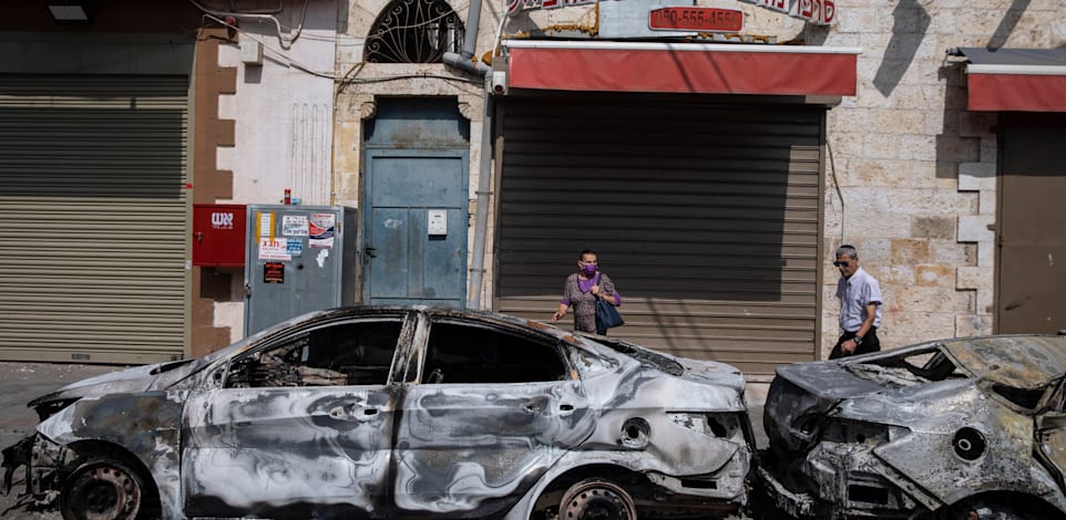 מכוניות שרופות בלוד, ביום ד' בבוקר / צילום: Associated Press, Heidi Levine