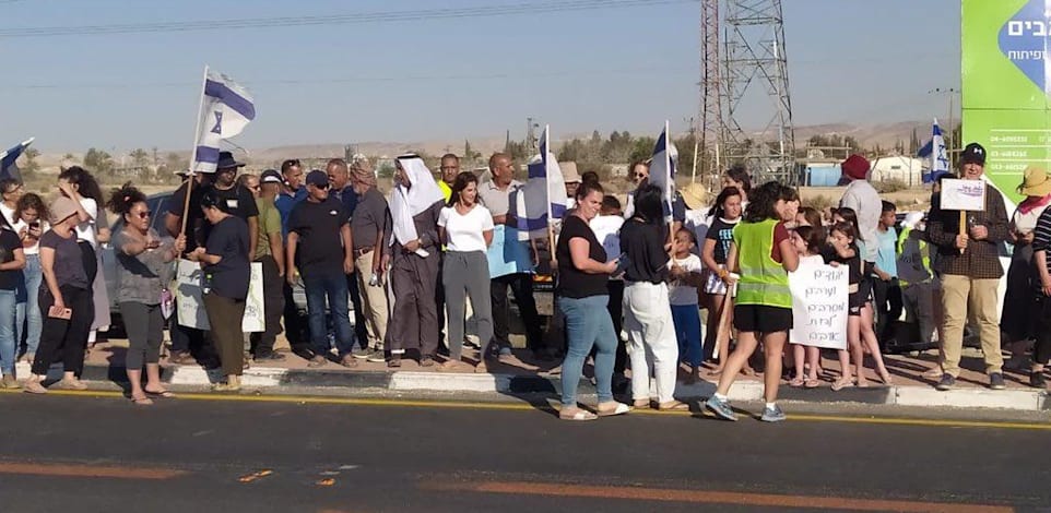 הפגנה בעוד סולידריות יהודית-ערבית בצומת משאבים / צילום: ניתאי פרץ