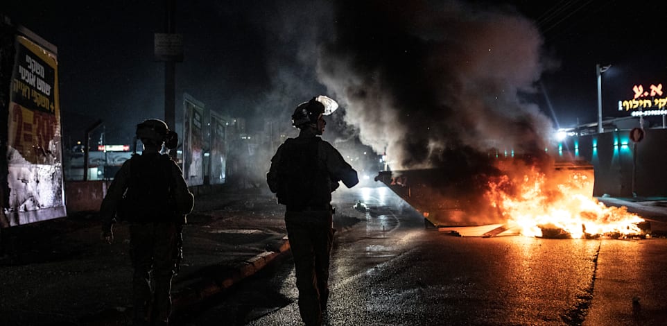 לוד בשבוע שעבר. ברמלה השכנה לא היה עוצר / צילום: Associated Press, Heidi Levine