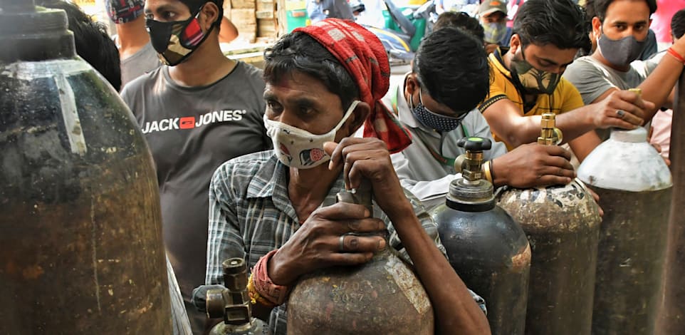 תור למילוי בלוני חמצן למען חולי קורונה בהודו / צילום: Associated Press, Ishant Chauhan