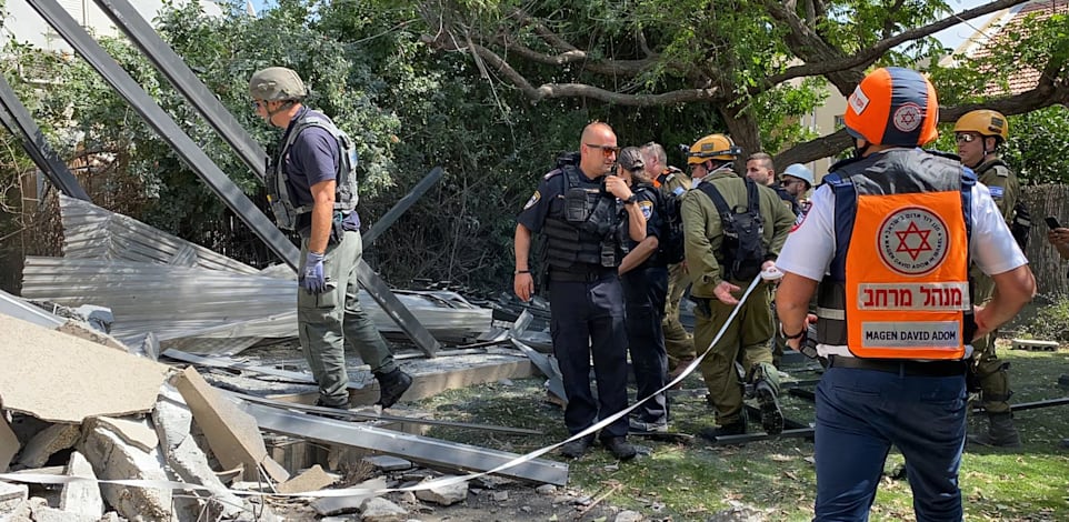 פגיעת רקטה בבניין באשקלון / צילום: דוברות מד"א