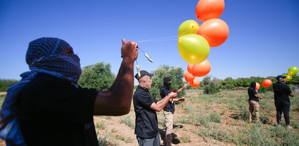 מפריחי בלוני הנפץ בגבול רצועת עזה / צילום: Reuters, SOPA