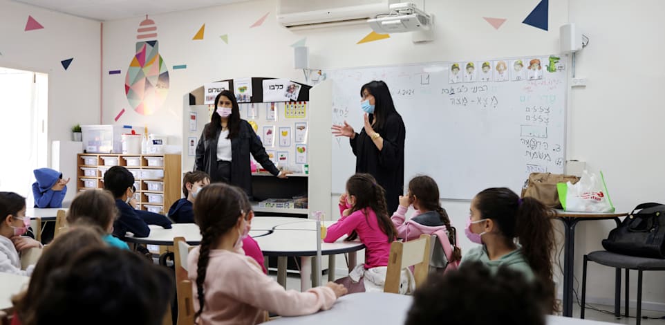 כיתה בישראל. הואריאנט ההודי מתפשט בעיקר בקרב קהלים צעירים / צילום: Reuters, Ronen Zvulun