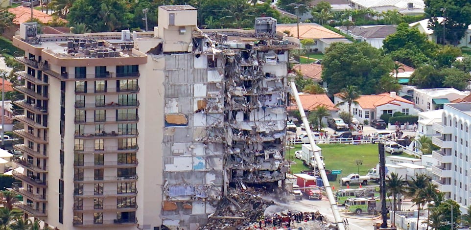 מגדל הדירות שקרס במיאמי ביץ', שבת / צילום: Associated Press, Gerald Herbert