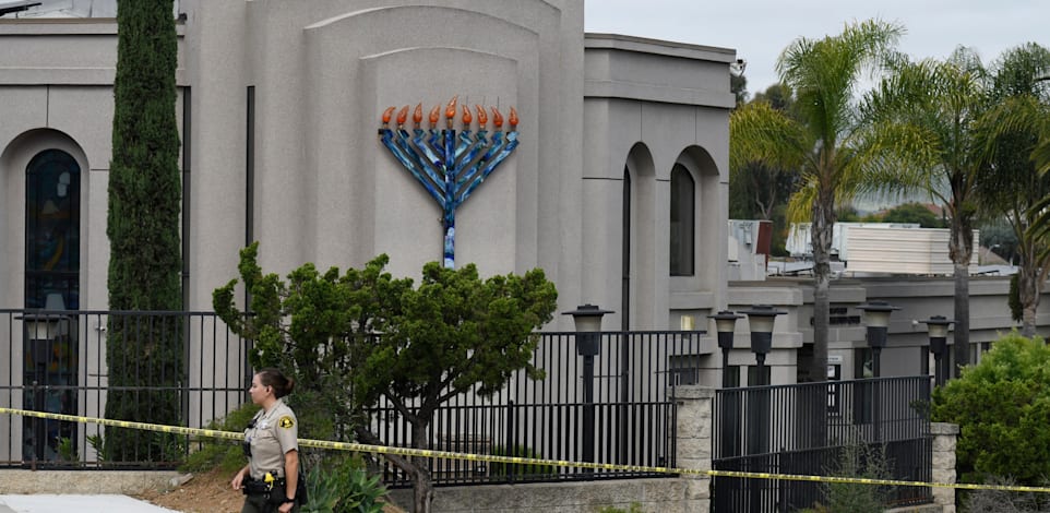 בית הכנסת חב"ד בפואווי באפריל 2019, לאחר הטבח / צילום: Associated Press, Denis Poroy