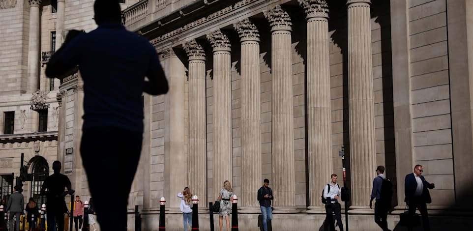 לונדון, השבוע. אי אפשר להניח שהמצב בארץ יחקה בחודשים הקרובים את המודל הבריטי / צילום: Reuters, Henry Nicholls