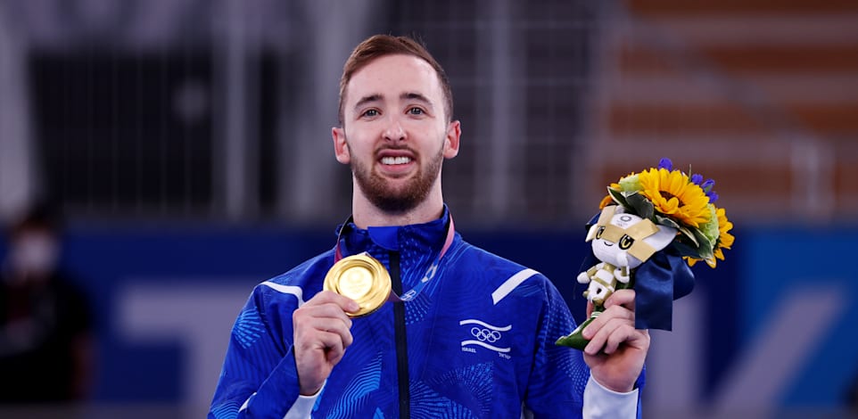 ארטיום דולגופיאט מקבל את מדליית הזהב בהתעמלות באולימפיאדת טוקיו / צילום: Reuters, Mike Blake