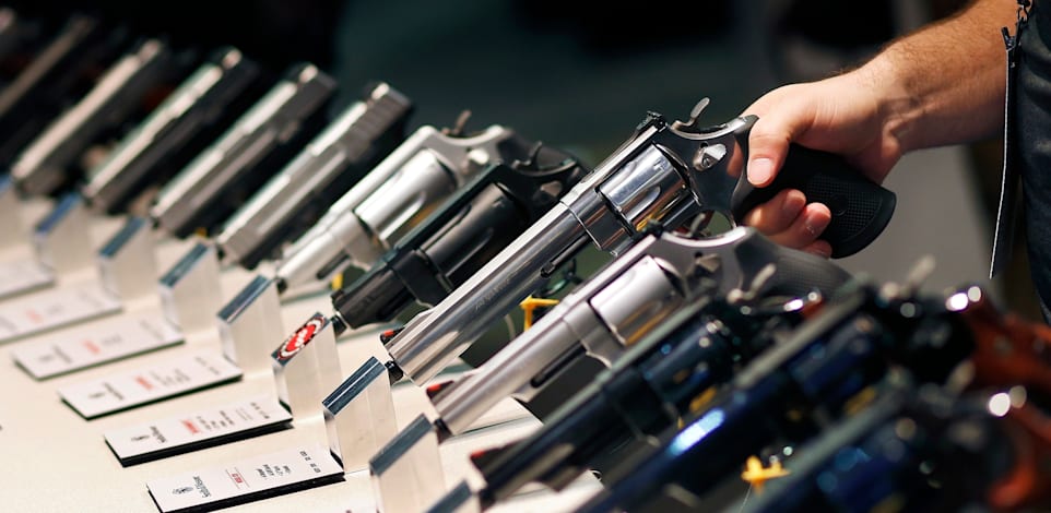תצוגת אקדחים / צילום: Associated Press, ג'ון לוצ'ר