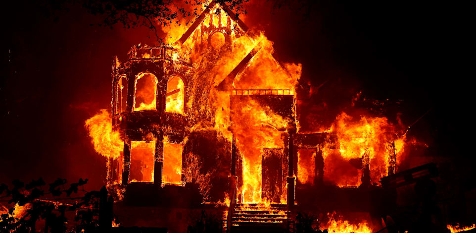 בית עולה באש במהלך השריפות הקשות בקליפורניה בספטמבר 2020 / צילום: Reuters, Stephen Lam
