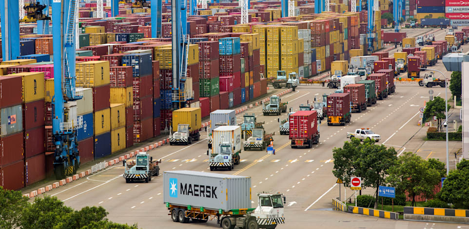 משאיות במסוף המכולות בנמל נינגבו החודש, שער היצוא הגדול בעולם של חלקי רכב מושבת בחלקו / צילום: Reuters, STRINGER
