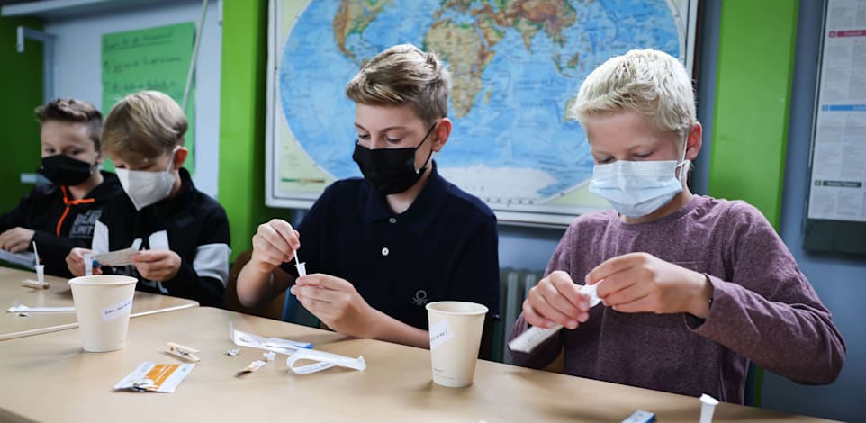 תלמידים מבצעים בדיקת קורונה מהירה בתחילת יום הלימודים בהמבורג בגרמניה, החודש / צילום: Reuters, Christian Charisius