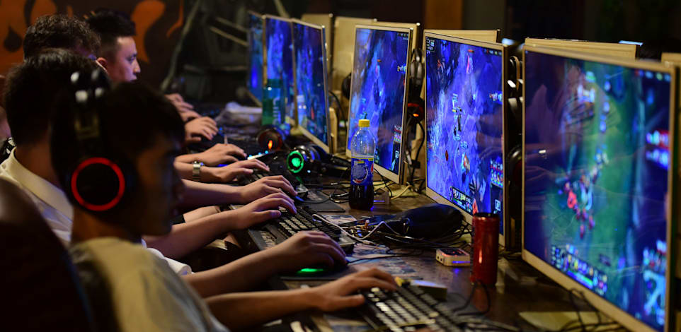אנשים משחקים במשחקי מחשב באינטרנט קפה בסין / צילום: Reuters, CHINA STRINGER NETWORK