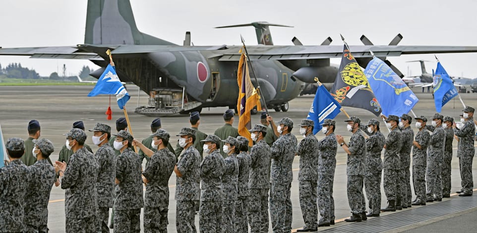 מטוס הרקולס C-130 של צבא יפן, לפני ההמראה למבצע הפינוי / צילום: Reuters, Kyodo