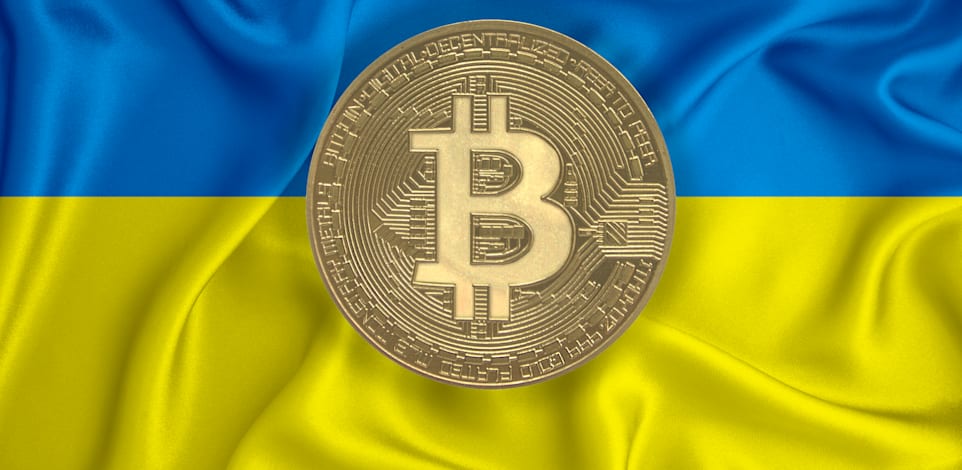 מטבע ביטקוין על רקע דגל אוקראינה / צילום: Shutterstock