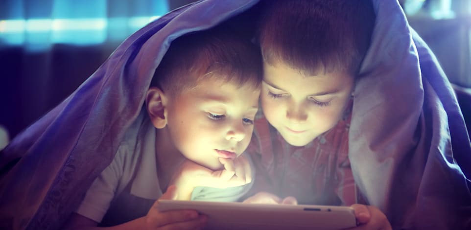 הורים רבים מעידים שזמן המסך של ילדיהם התארך מעבר למה שהם היו רוצים בזמן הקורונה / צילום: Shutterstock, Subbotina Anna