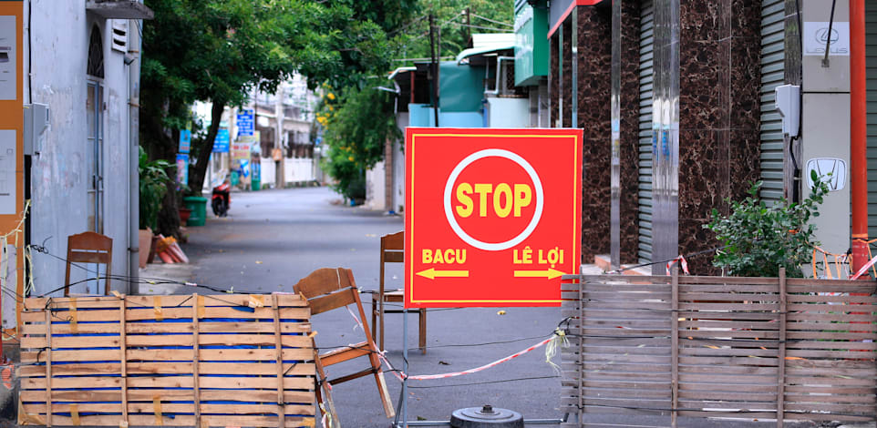 רחוב שסגור לתנועה ונמצא בבידוד כחלק מהגבלות הקורונה, בוונג טאו, וייטנאם באמצע ספטמבר / צילום: Associated Press, Hau Dinh