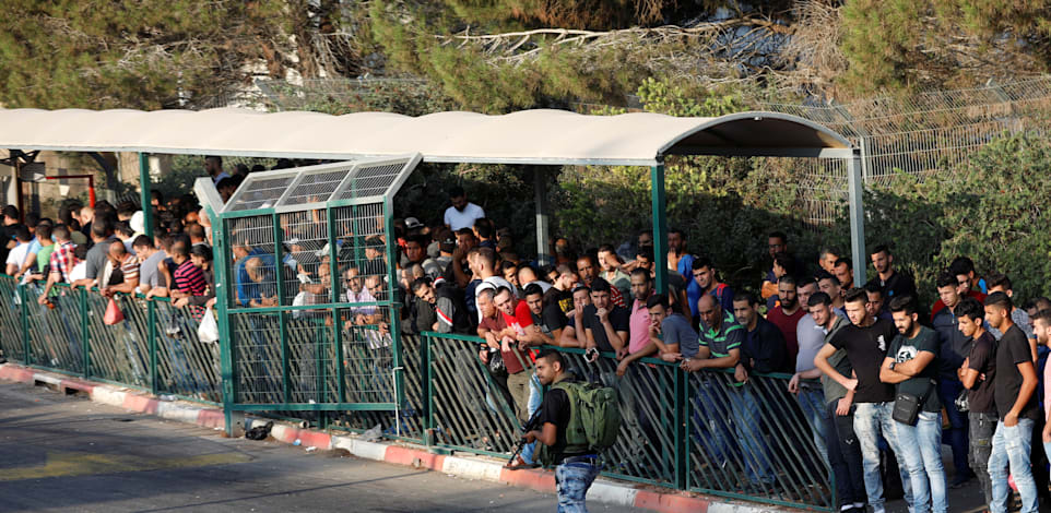 מבקשי עבודה פלסטינים ממתינים להיכנס לאיזור התעשייה בברקן, 2018 / צילום: Reuters, Mohamad Torokman Mustafa