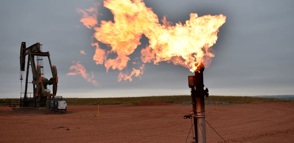 באר נפט בדקוטה הצפונית, ארה''ב. החיפוש אחר אנרגיה זולה יותר נותן את האות לראלי במחירי הפחם והנפט / צילום: Associated Press, Matthew Brown