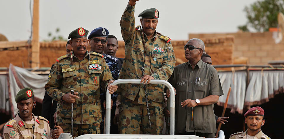 מנהיג ההפיכה בסודאן, הגנרל עבד אל־פתאח אל־בורהאן, מוקף בחייליו / צילום: Associated Press, Hussein Malla