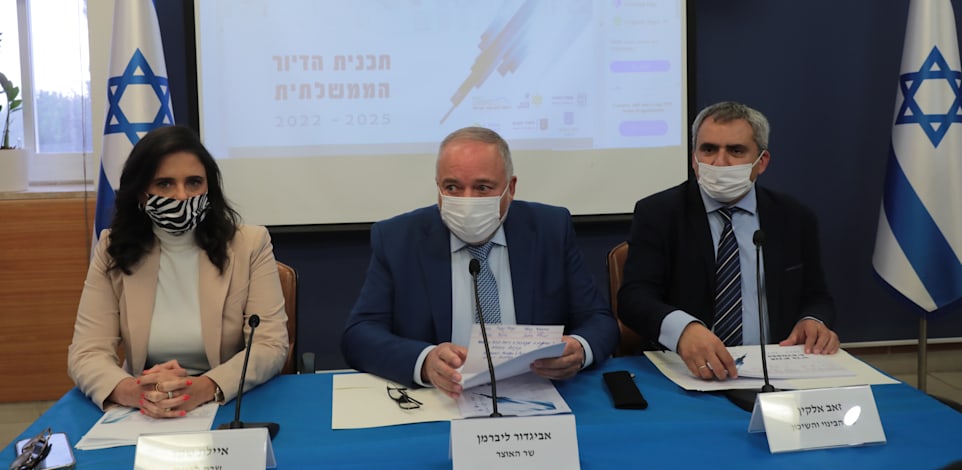השרים זאב אלקין, אביגדור ליברמן ואיילת שקד, בהצגת תוכנית הדיור הממשלתית / צילום: יוסי זמיר השרים זאב אלקין, אביגדור ליברמן ואיילת שקד, בהצגת תוכנית הדיור הממשלתית / צילום: יוסי זמיר