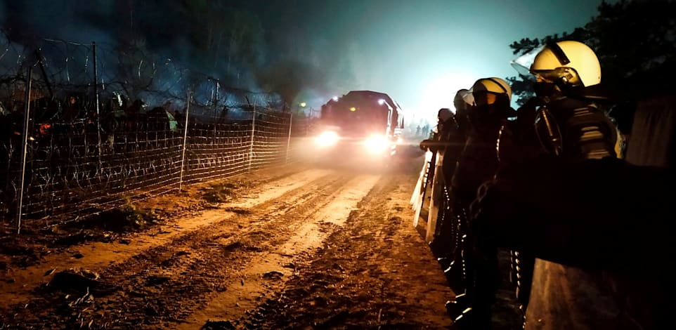שוטרים פולנים בגבול עם בלארוס / צילום: Reuters, Policja Podlaska
