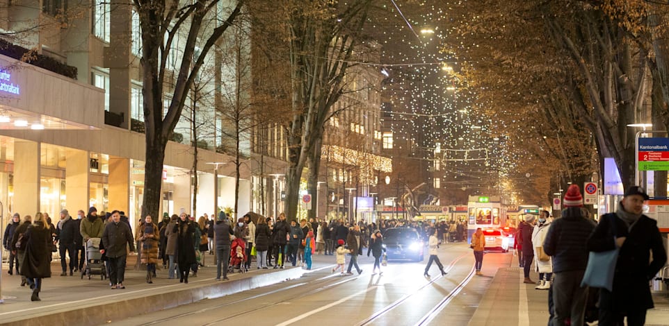 שוק החג המולד בציריך. עדיין לא הוטל סגר אך בשווייץ חוששים מהווריאנט החדש / צילום: Reuters, Arnd Wiegmann
