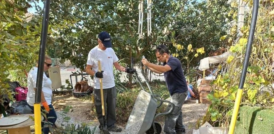 עובדי נטפים מקימים גינה לעמותת מגדל אור / צילום: יח''צ נטפים