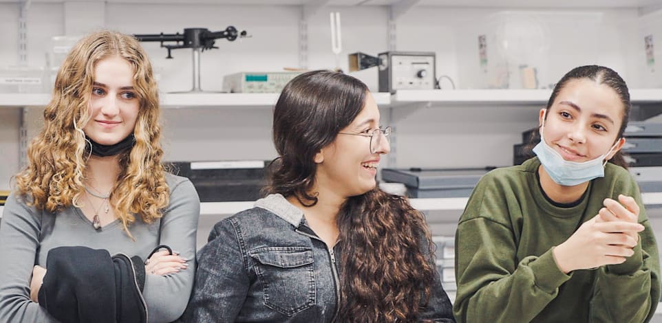 נועה סופר, תרצה חניה ושחר סויסה, כיתה י' במרכז שוורץ רייסמן לחינוך מדעי, נתיבות / צילום: גיל נמט