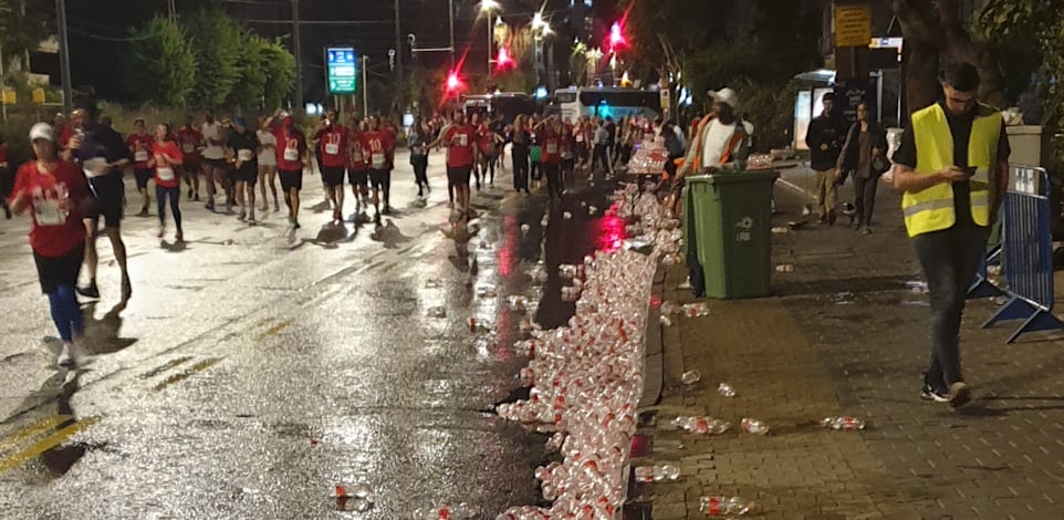 אלפי בקבוקים חד פעמיים של נביעות בצידי הדרך של מירוץ הלילה / צילום: גיא פרל