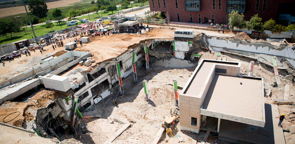 קריסת החניון ברחוב הברזל בת''א / צילום: שלומי יוסף